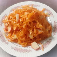 Салат из моркови и крабовых палочек 