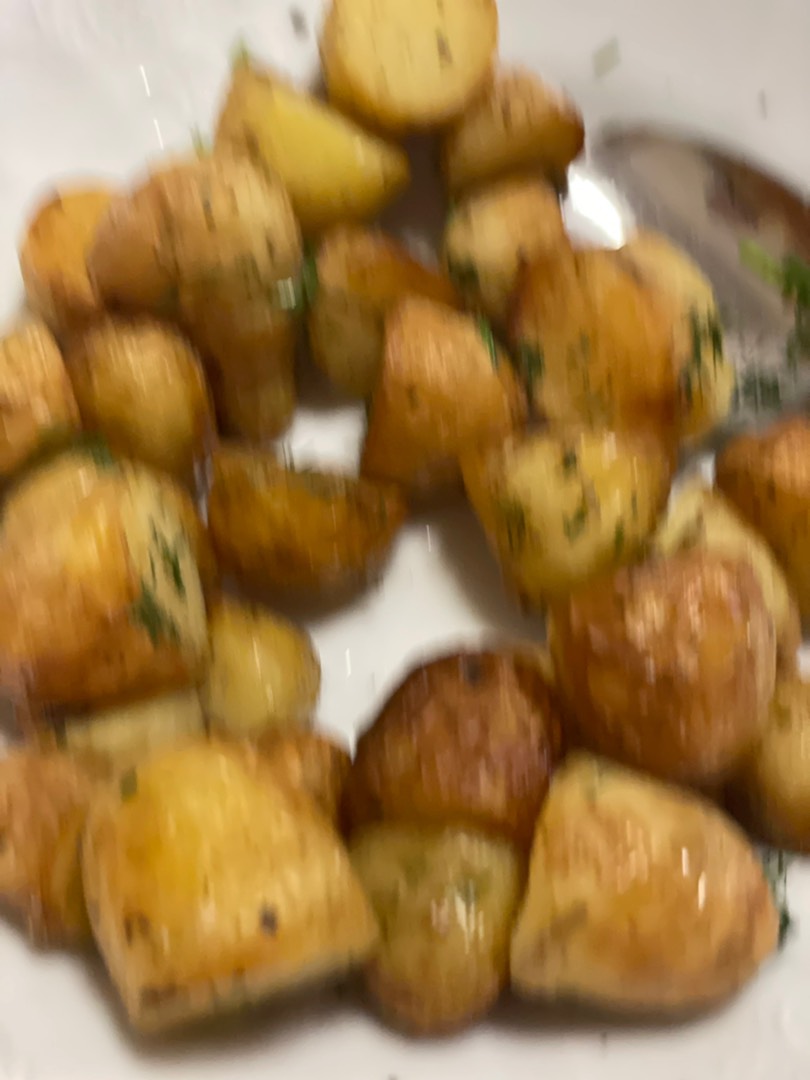 Молодой картофель жаренный с базиликом