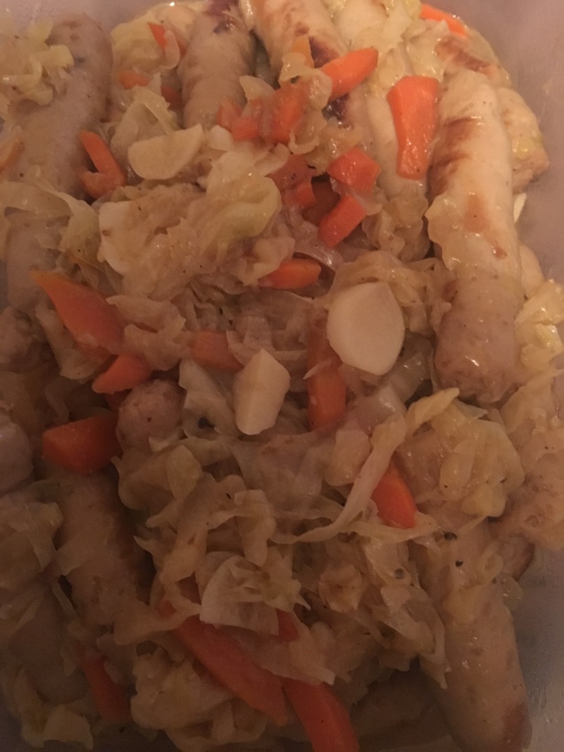 Жареная капуста с колбасками