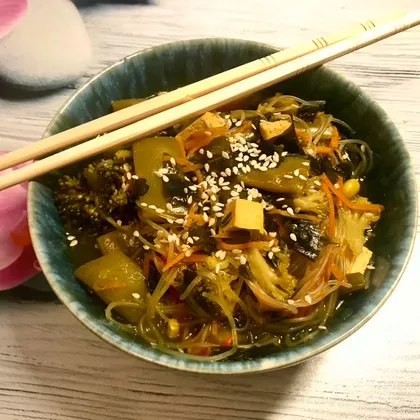 Густой азиатский суп с фунчозой, тофу и овощами