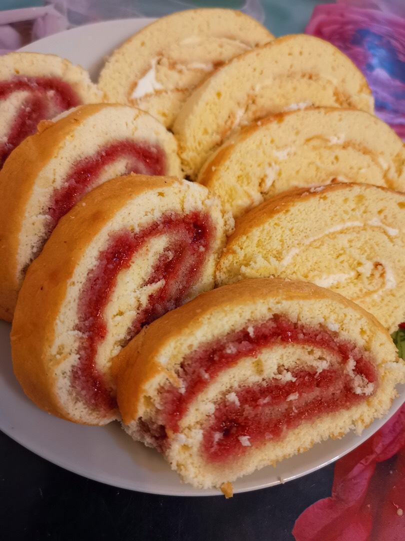 Рулет с малиной