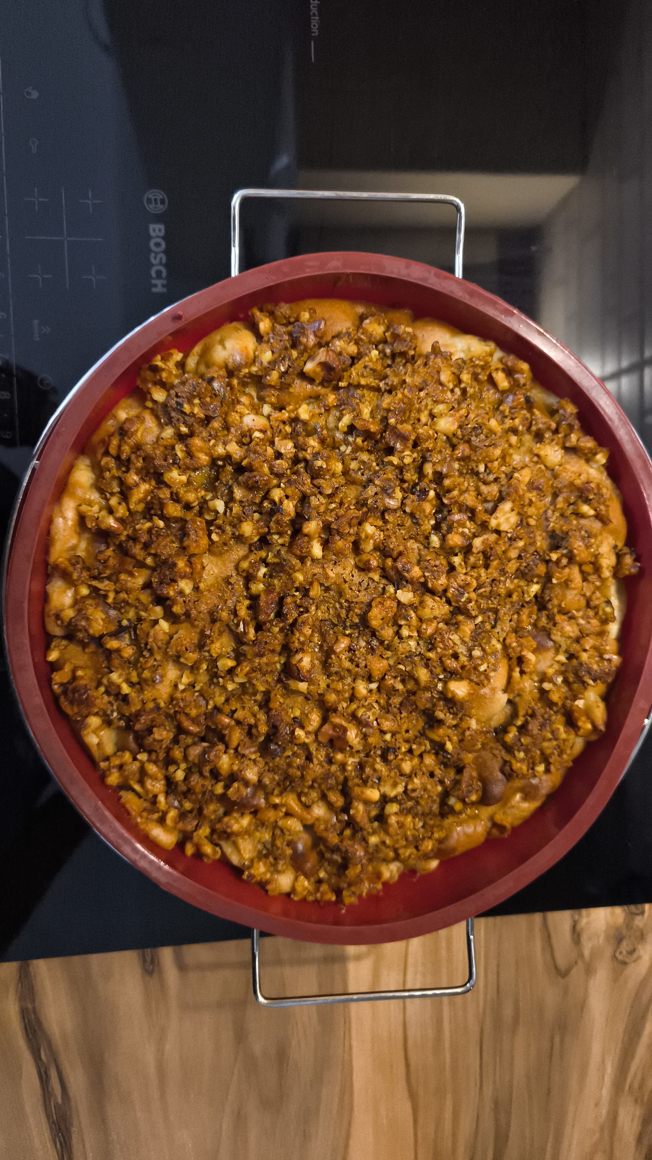 Яблочный пирог с грецкими орехами