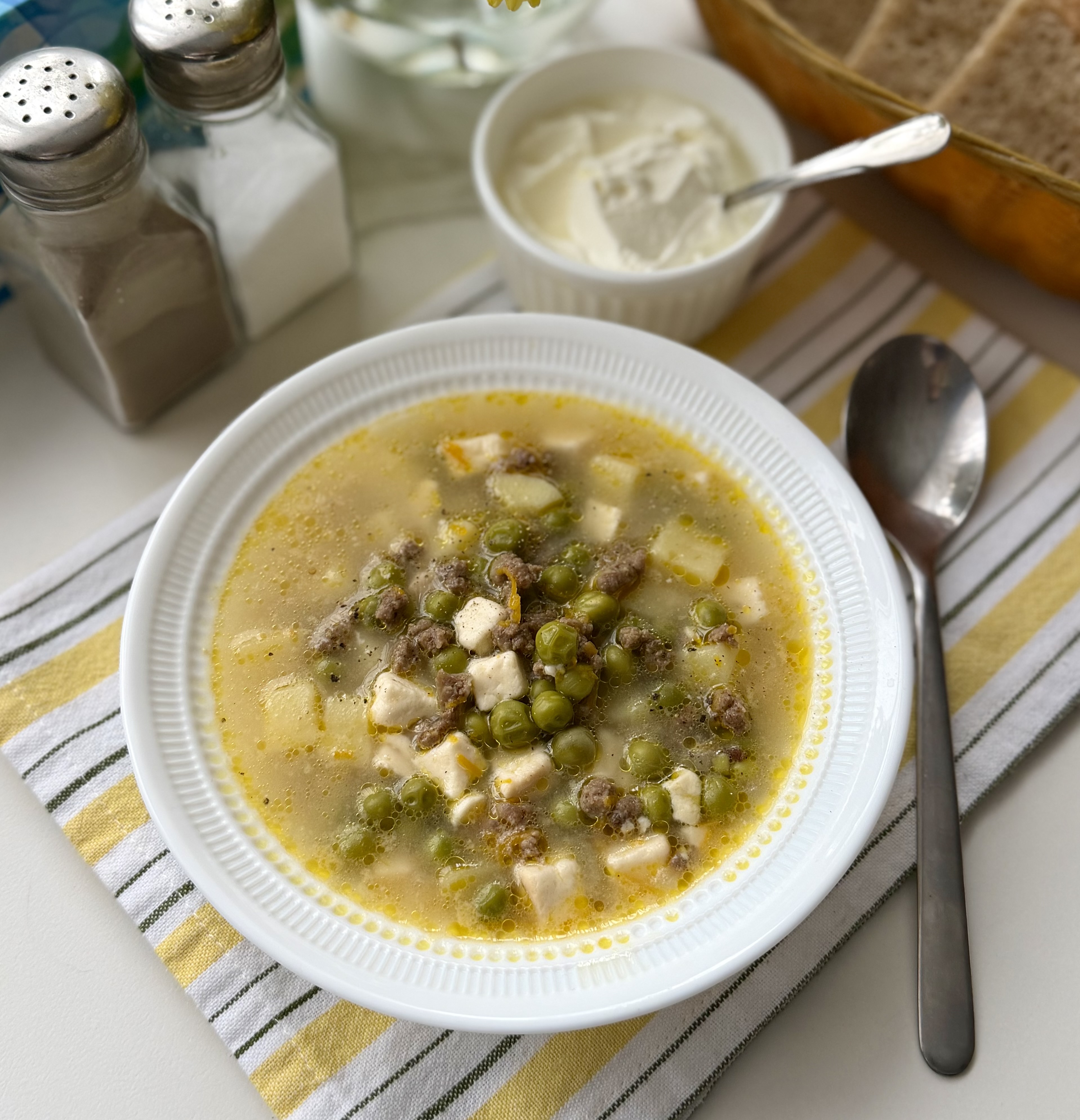 Супчик из фарша с зеленым горошком и копченым сыром