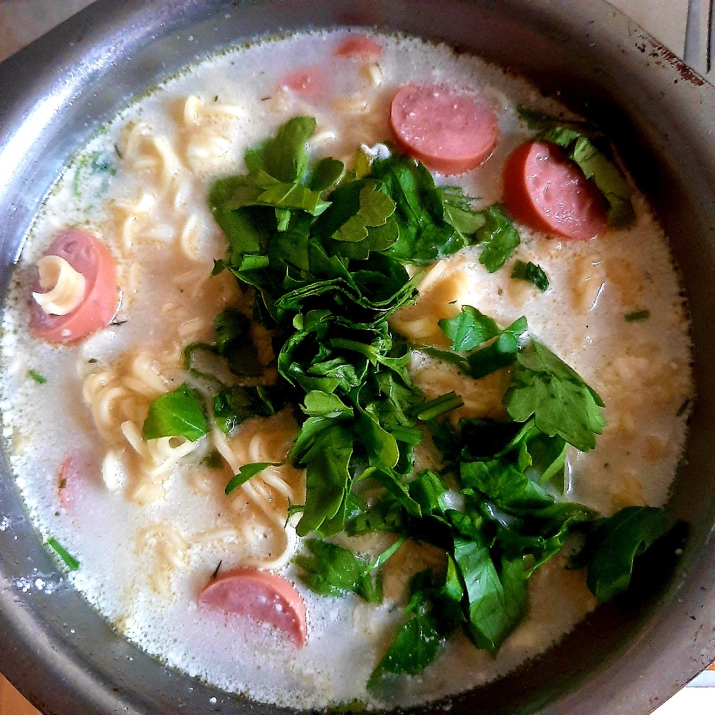 Суп дачный с б/п лапшой, зеленью и сосисками за 5 мин