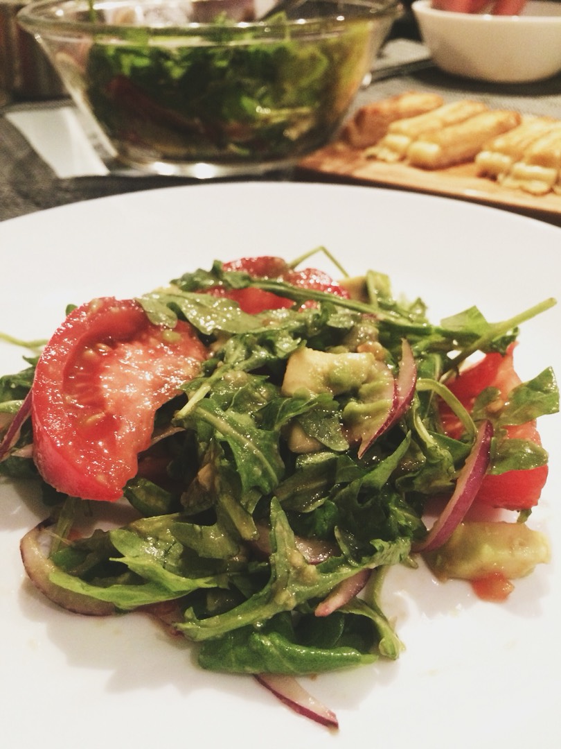 Салат с авокадо, помидорами и рукколой