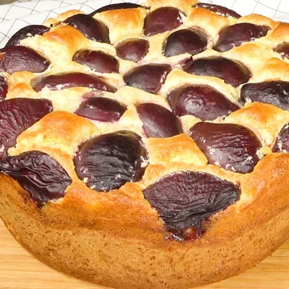 Манный пирог со сливами | Semolina pie with plums