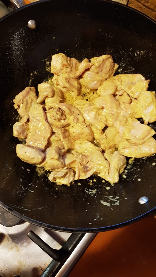 Курица и картошка в соусе карри