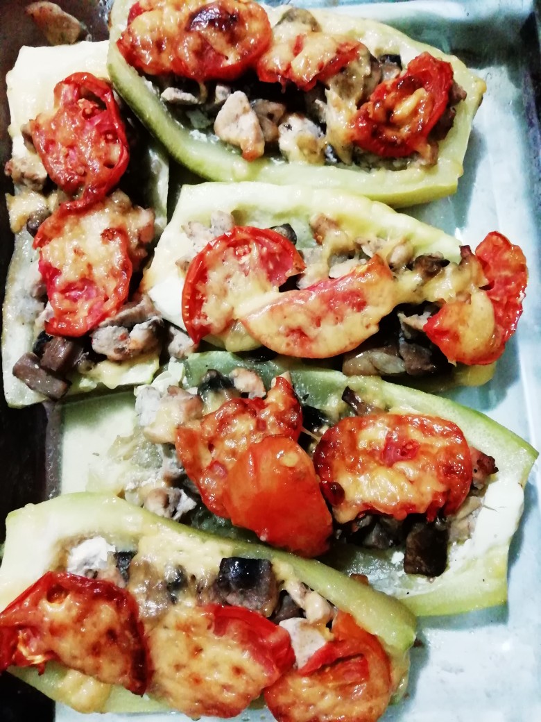 "Лодочки" из кабачков начинённые куриным филе и грибами