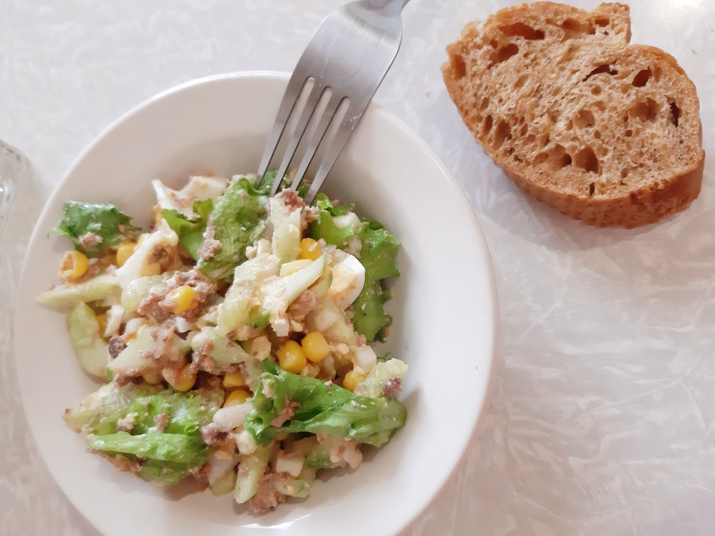 Салат с консервированным тунцом, рисом и свежим огурцом | Салаты, Вкусная еда, Еда