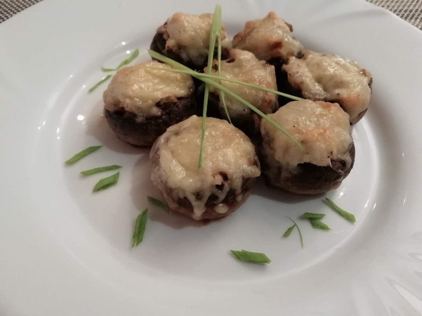 Горячая закуска - шампиньоны запечённые с курицей и сыром 😋😋😋