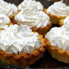 Песочные корзиночки с повидлом и белковым кремом