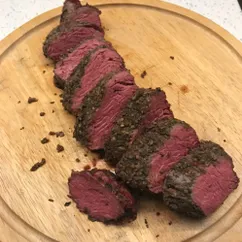 Smoked мраморная говядина Medium Rare в керамическом гриле