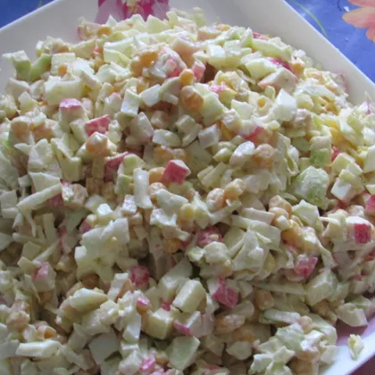 Салат с крабовыми палочками, капустой и яблоком