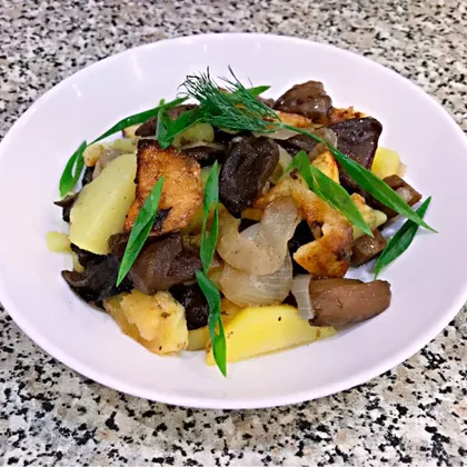 Жареный картофель с лесными грибами