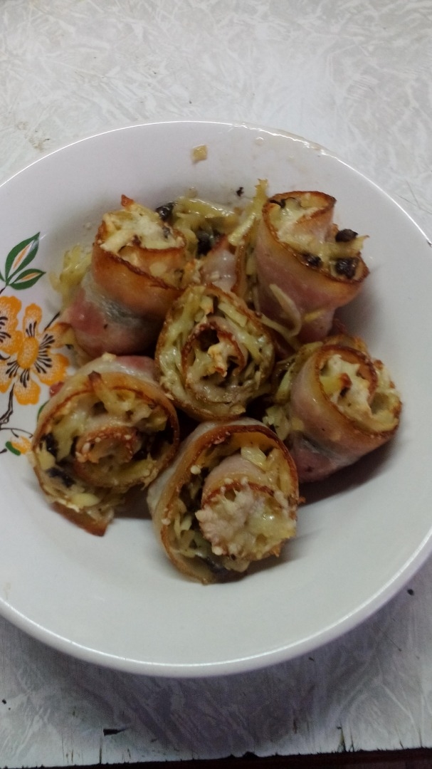Рулетики из сырокопченого бекона