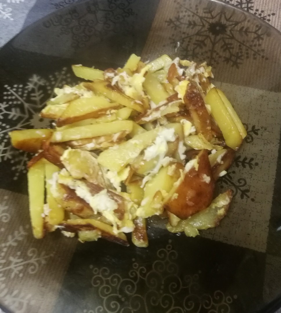 Жареный картофель с яйцом