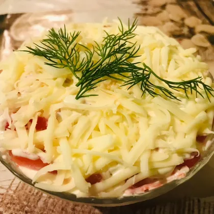 Салат с крабовым мясом, сыром и помидорами