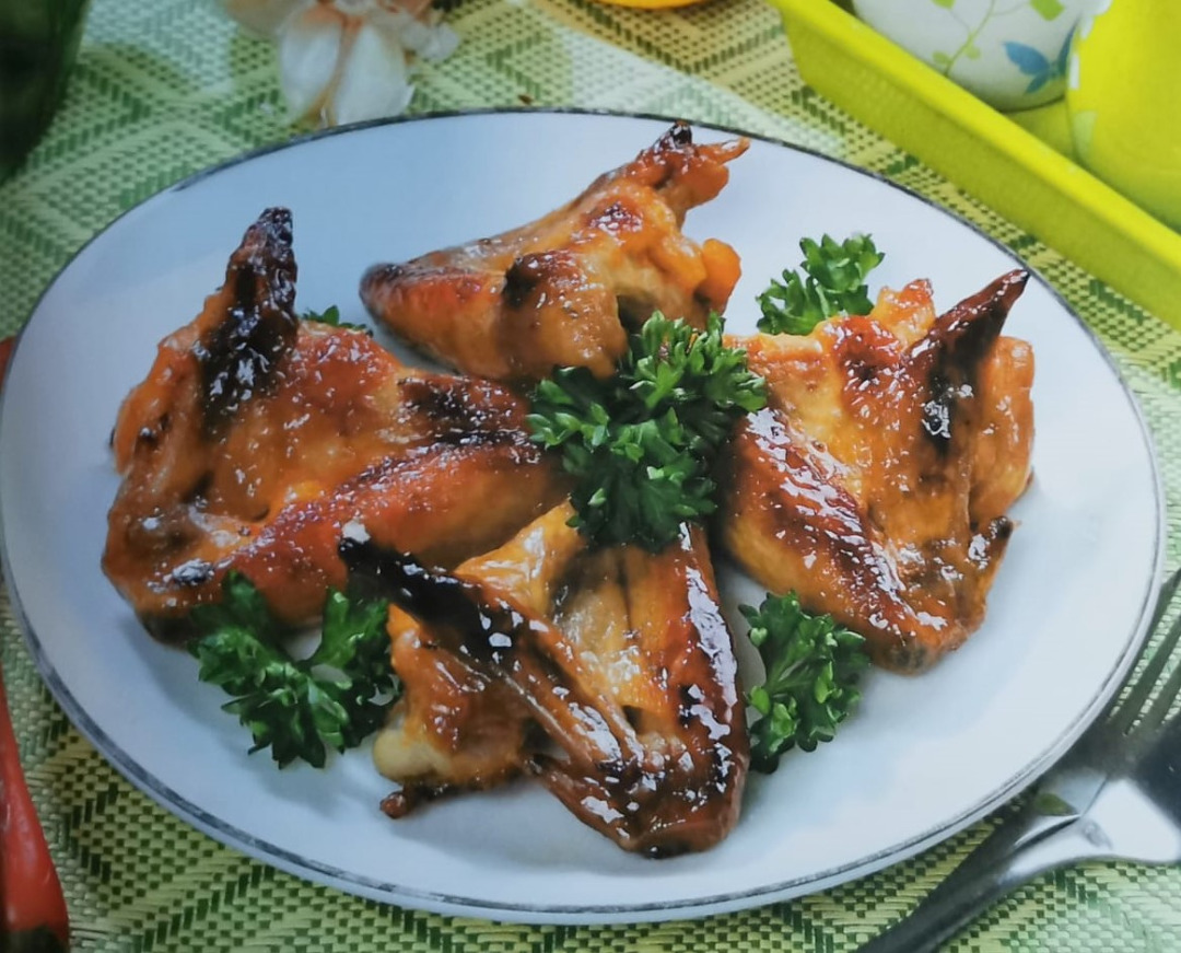 Рецепт: Острые куриные крылышки в соусе Шрирача