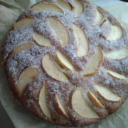 Пирог с вишней и яблоком