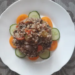 Куриные сердечки с гречкой и овощами