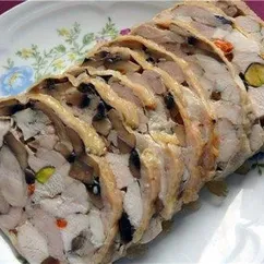 Куриный рулет с грибами и орешками