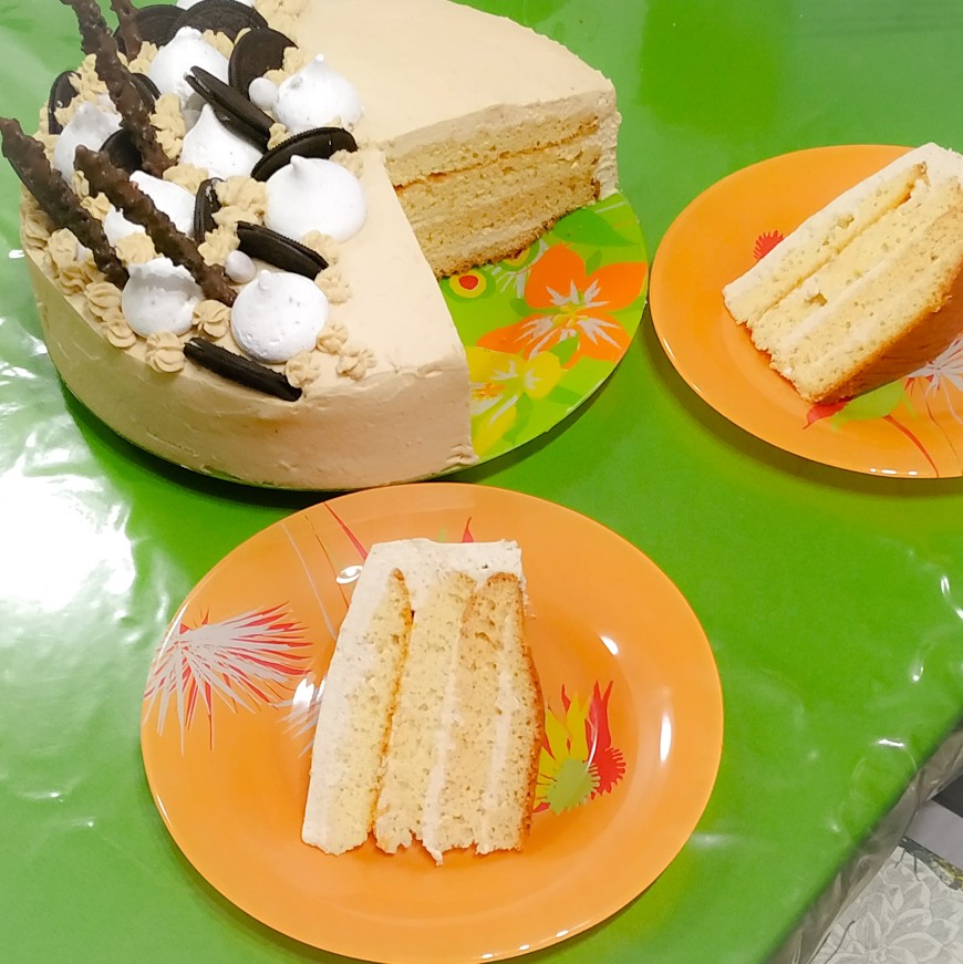 Бисквитный торт с клубникой и взбитыми сливками