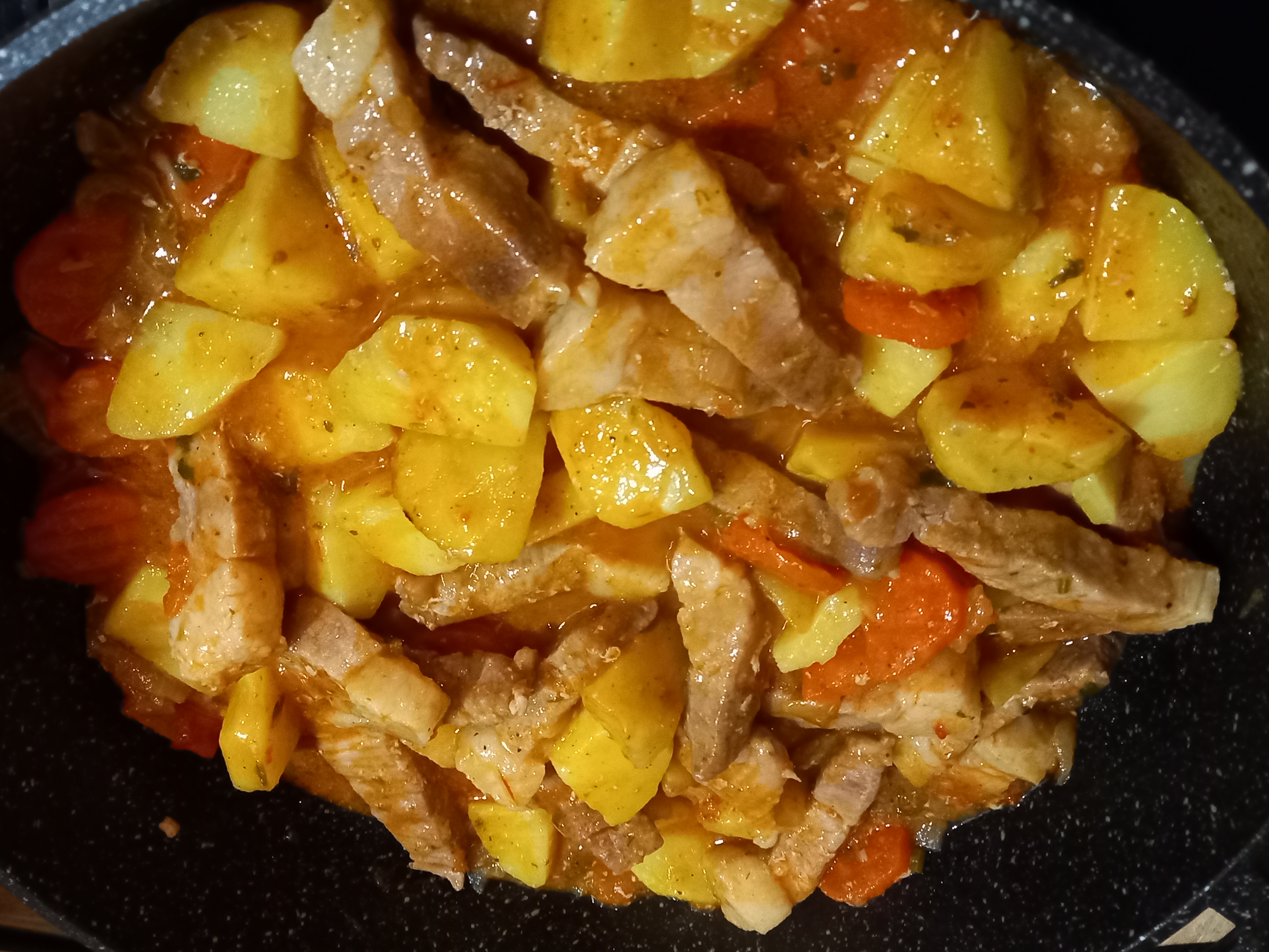 Окорок свиной, тушеный с овощами