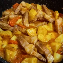 Окорок свиной, тушеный с овощами