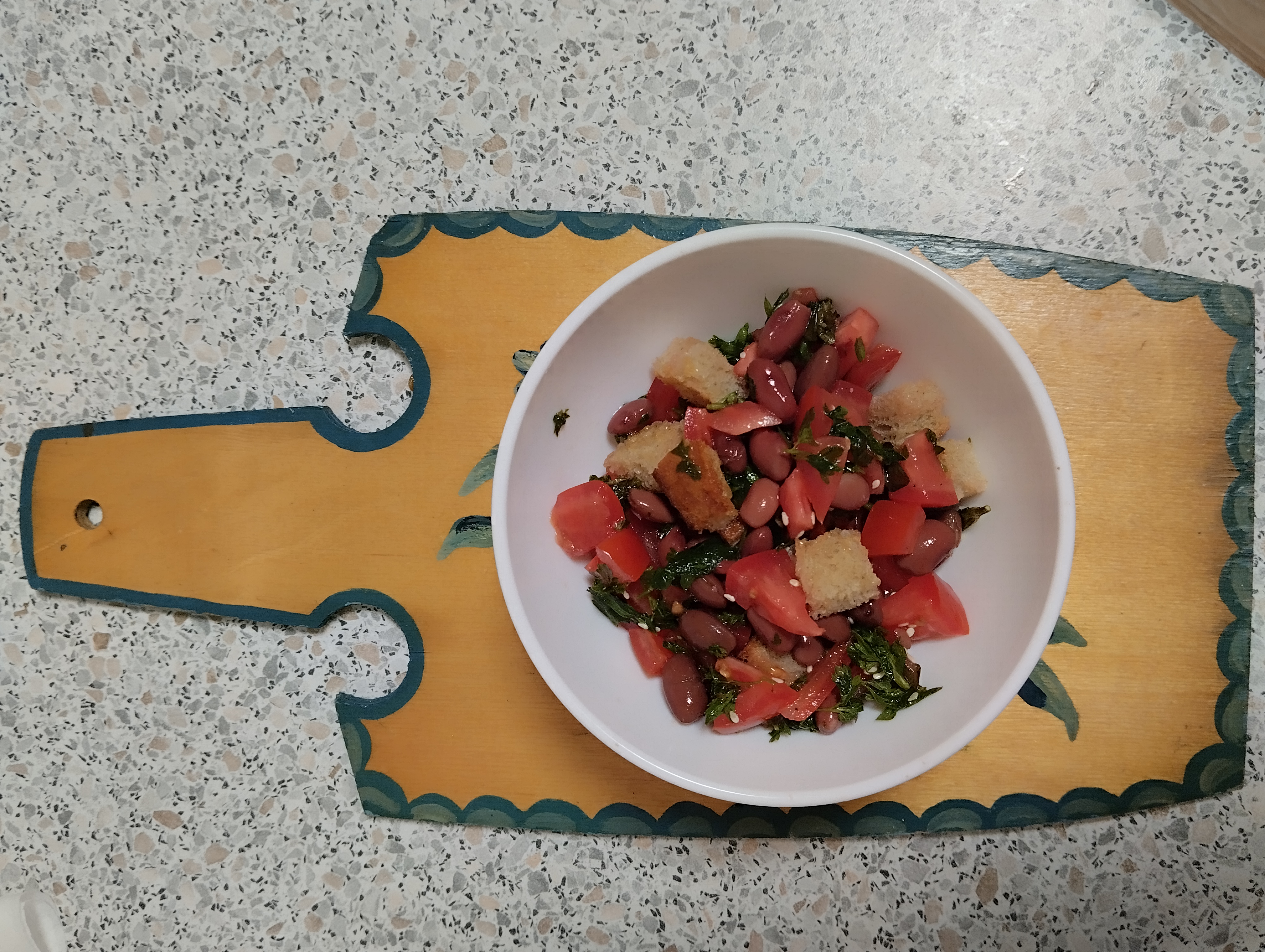 Салат с фасолью и помидорами