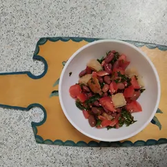 Салат с фасолью и помидорами