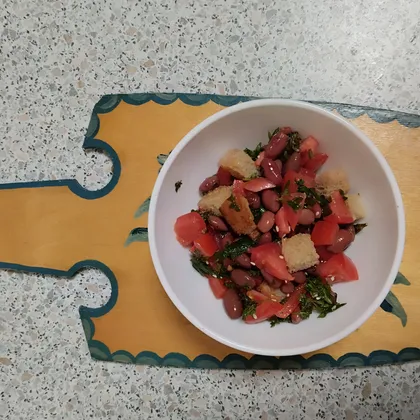 Салат с фасолью и помидорами