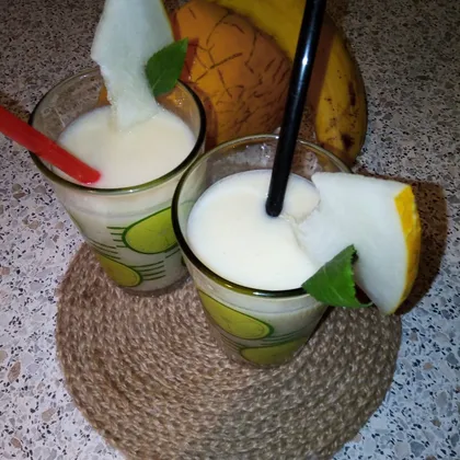 Дынно-банановый молочный коктейль