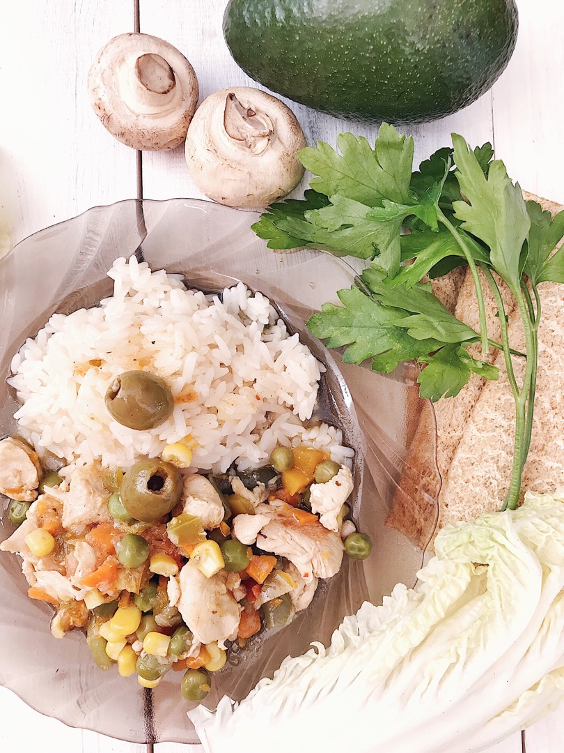 Куриная грудка с овощами и рисом 🍽