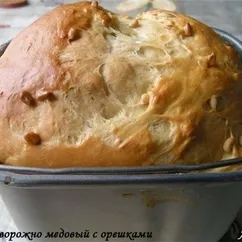 Пирог творожно-медовый с орешками