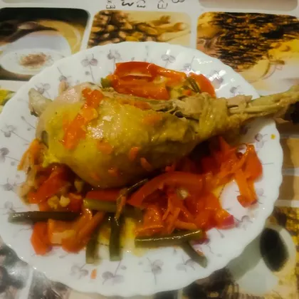 Тушеная курица с овощами