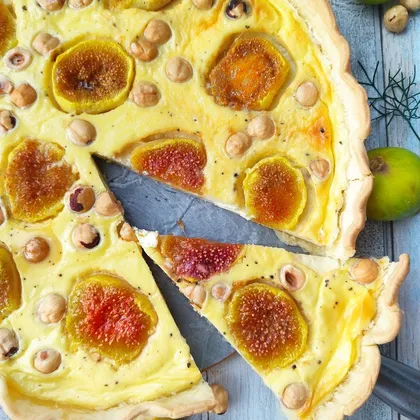 Открытый пирог с инжиром, лесными орехами и козьим сыром