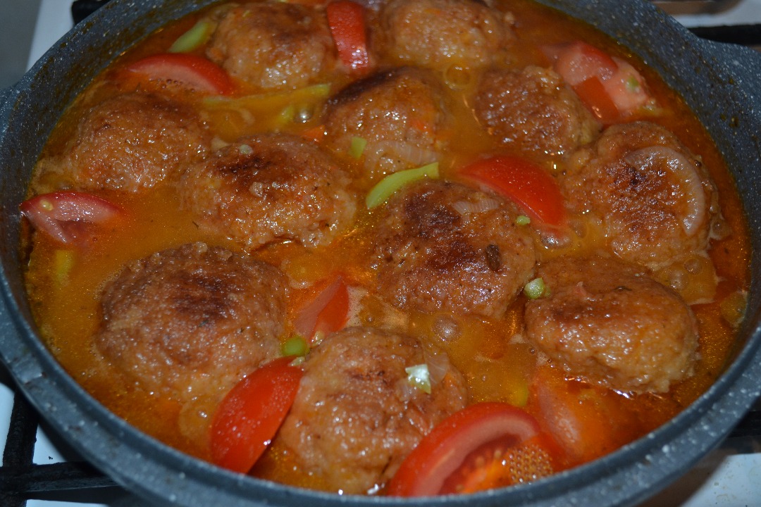 Мясные шарики с овощами