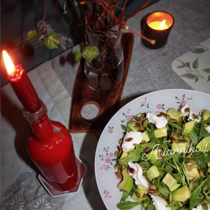 Салат с рукколой, авокадо и творожным сыром