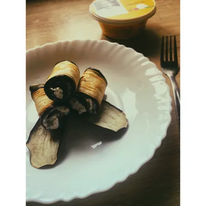 Рулетики из баклажанов с сырно-ореховой начинкой