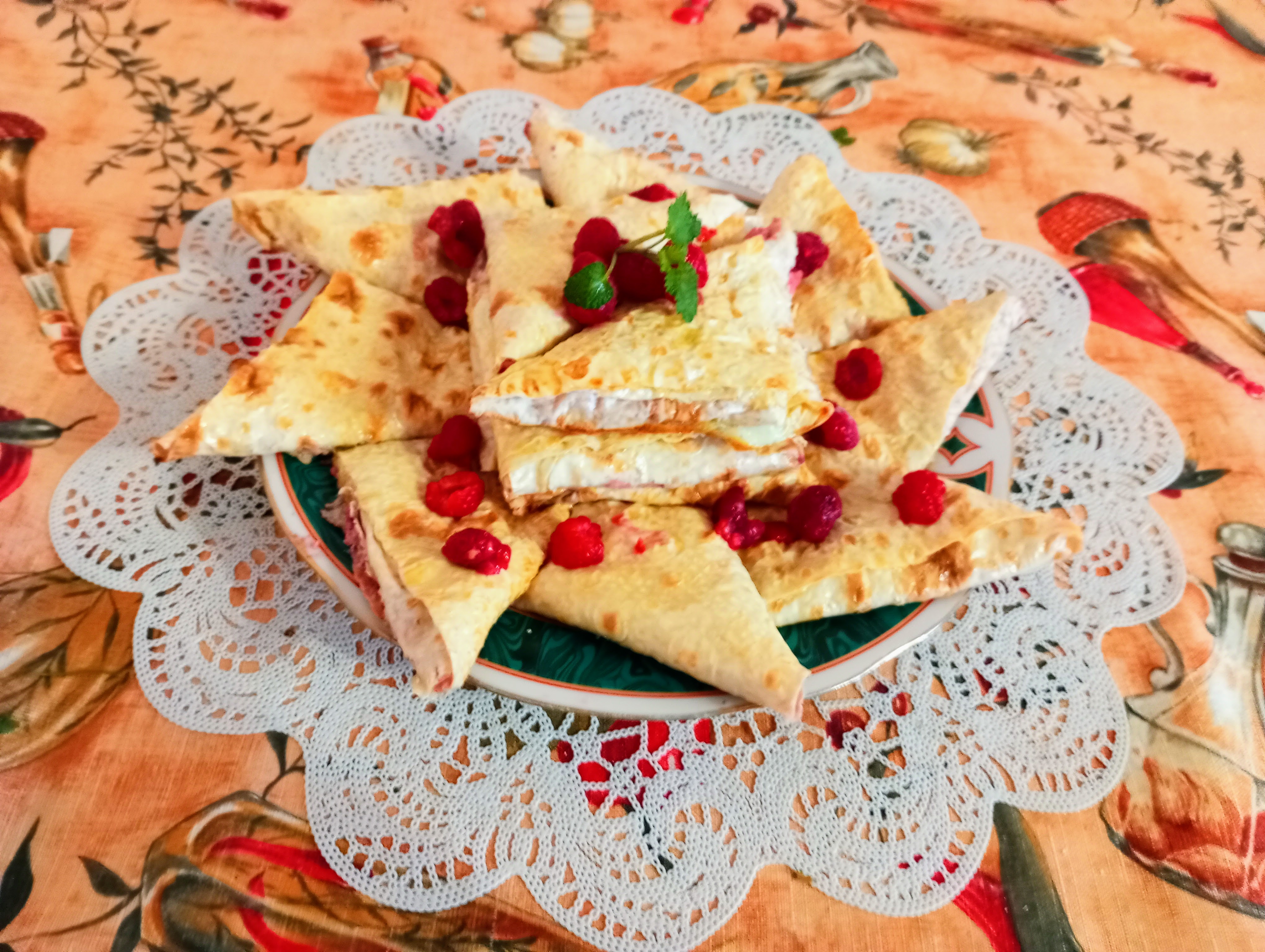 Треугольники из лаваша с творогом, бананом и малиной, запеченные в духовке
