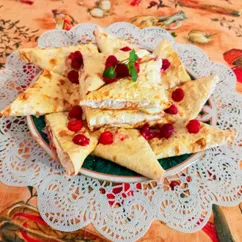 Треугольники из лаваша с творогом, бананом и малиной, запеченные в духовке