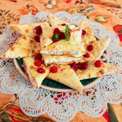 Треугольники из лаваша с творогом, бананом и малиной, запеченные в духовке