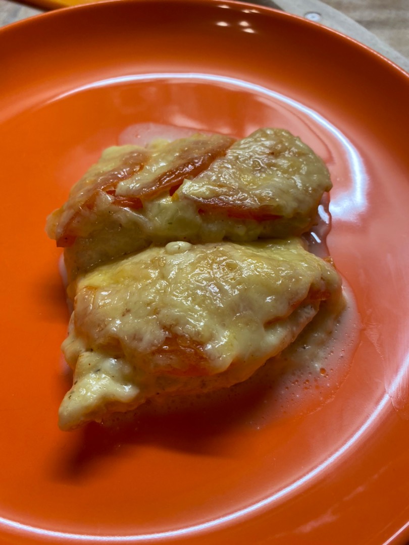 Запечённая куриная грудка с сыром и помидором