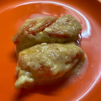 Запечённая куриная грудка с сыром и помидором