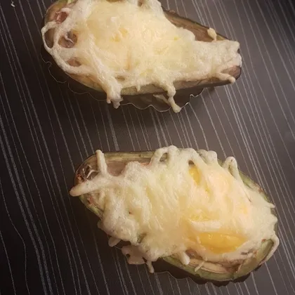 Запеченный авокадо с яйцом