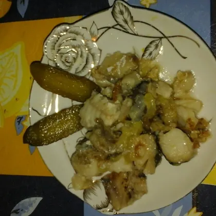 Жаренный хек с луком и соленым огурцом