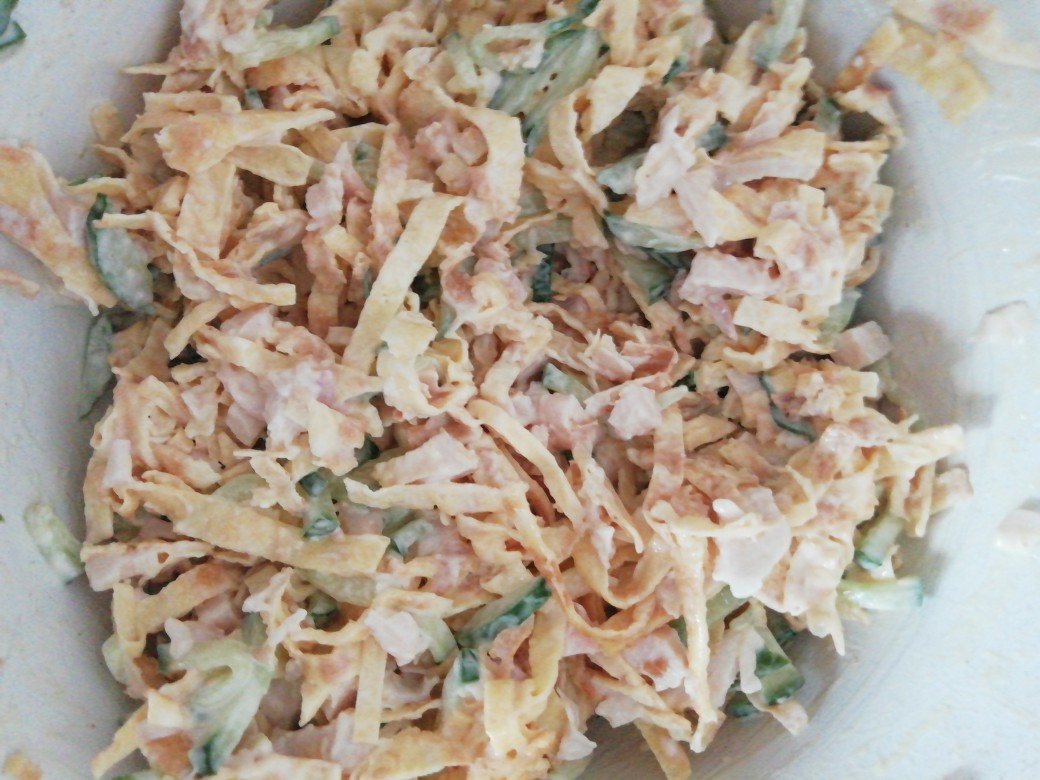 Блинный салат с куриной грудкой » Вкусно и просто. Кулинарные рецепты с фото и видео
