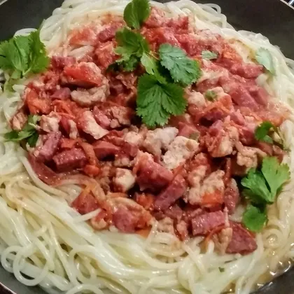 Спагетти с курицей и колбасой