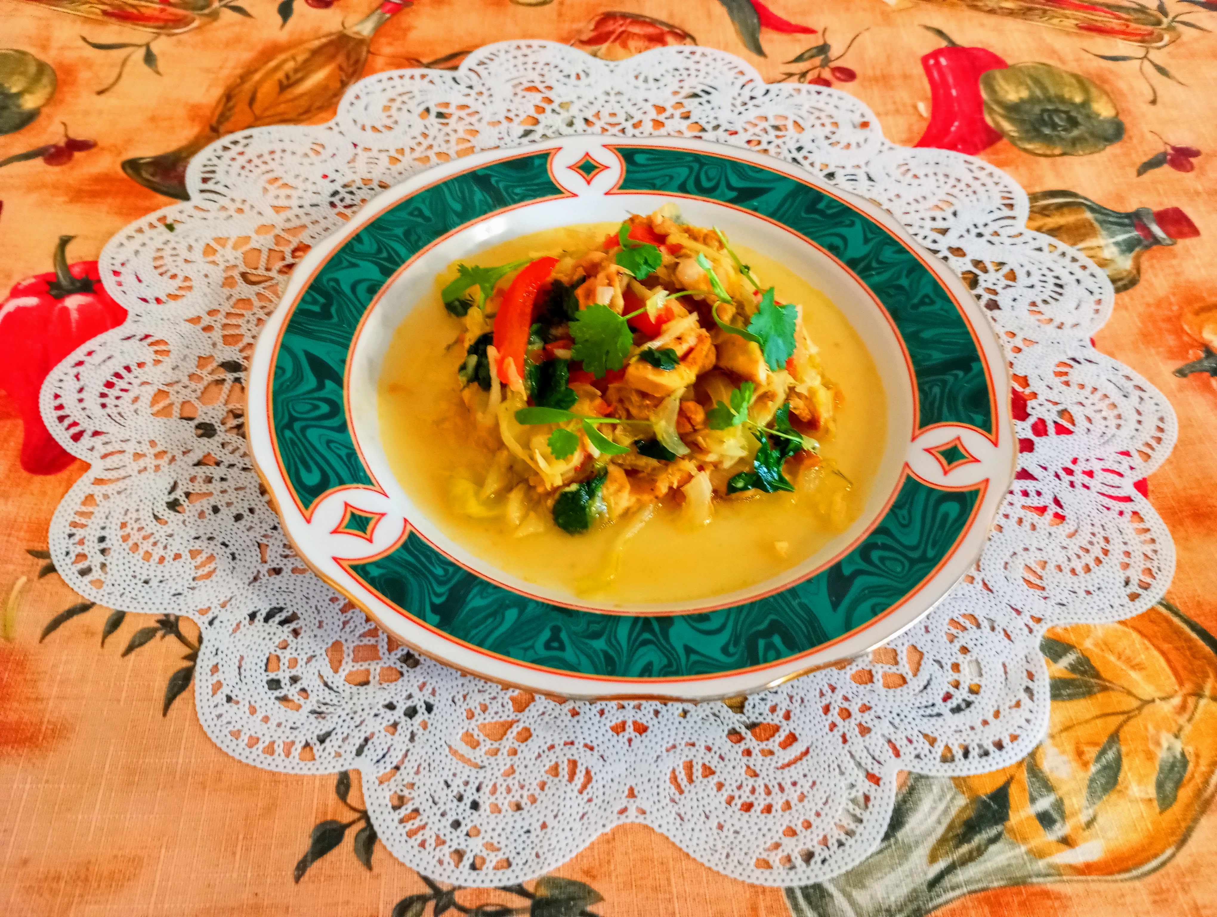 Тушеная капуста с курицей и овощами