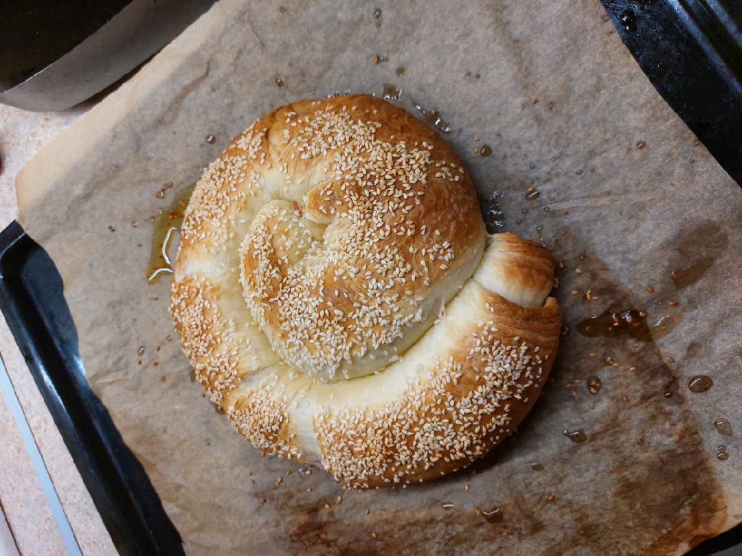 Улитка с колбасой и сыром